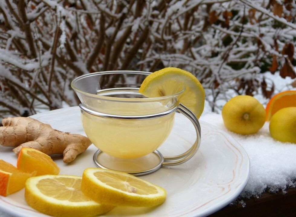 çaj me limon me bazë xhenxhefili për potencë